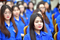 Cái bắt tay đặc biệt giữa người cựu binh 50 năm trước với thế hệ trẻ Công an Thủ đô hôm nay