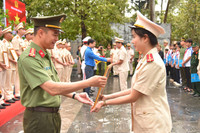 Hình ảnh ấm áp nghĩa tình Công an Thủ đô tri ân các cựu chiến binh tham gia giải phóng miền Nam 