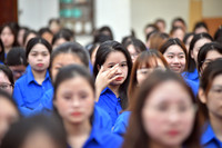 Cái bắt tay đặc biệt giữa người cựu binh 50 năm trước với thế hệ trẻ Công an Thủ đô hôm nay