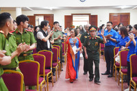 Cái bắt tay đặc biệt giữa người cựu binh 50 năm trước với thế hệ trẻ Công an Thủ đô hôm nay