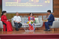 Cái bắt tay đặc biệt giữa người cựu binh 50 năm trước với thế hệ trẻ Công an Thủ đô hôm nay