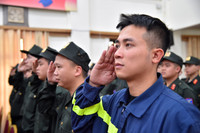 Cái bắt tay đặc biệt giữa người cựu binh 50 năm trước với thế hệ trẻ Công an Thủ đô hôm nay