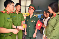 Cái bắt tay đặc biệt giữa người cựu binh 50 năm trước với thế hệ trẻ Công an Thủ đô hôm nay