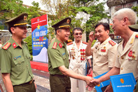 Hình ảnh ấm áp nghĩa tình Công an Thủ đô tri ân các cựu chiến binh tham gia giải phóng miền Nam 