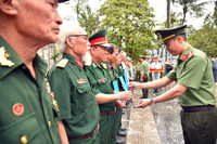 Hình ảnh ấm áp nghĩa tình Công an Thủ đô tri ân các cựu chiến binh tham gia giải phóng miền Nam 