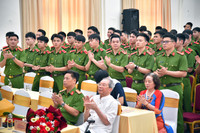 Cái bắt tay đặc biệt giữa người cựu binh 50 năm trước với thế hệ trẻ Công an Thủ đô hôm nay