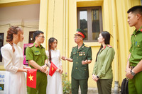 Cái bắt tay đặc biệt giữa người cựu binh 50 năm trước với thế hệ trẻ Công an Thủ đô hôm nay