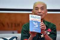 Cái bắt tay đặc biệt giữa người cựu binh 50 năm trước với thế hệ trẻ Công an Thủ đô hôm nay