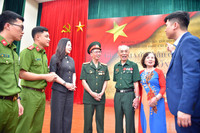 Cái bắt tay đặc biệt giữa người cựu binh 50 năm trước với thế hệ trẻ Công an Thủ đô hôm nay