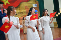 Cái bắt tay đặc biệt giữa người cựu binh 50 năm trước với thế hệ trẻ Công an Thủ đô hôm nay