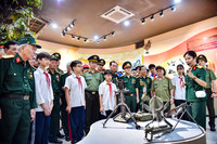 Hình ảnh ấm áp nghĩa tình Công an Thủ đô tri ân các cựu chiến binh tham gia giải phóng miền Nam 