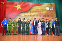 Cái bắt tay đặc biệt giữa người cựu binh 50 năm trước với thế hệ trẻ Công an Thủ đô hôm nay