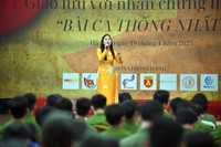 Cái bắt tay đặc biệt giữa người cựu binh 50 năm trước với thế hệ trẻ Công an Thủ đô hôm nay