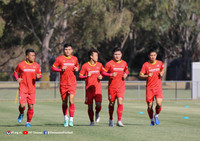 ĐT Việt Nam ra sân tập ngay sau khi đến Australia