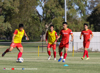 ĐT Việt Nam ra sân tập ngay sau khi đến Australia