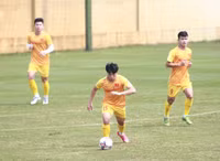 HLV Troussier nổi cáu 'nắn' từng học trò trên sân tập