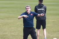 HLV Troussier nổi cáu 'nắn' từng học trò trên sân tập