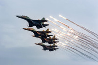 Mãn nhãn màn biểu diễn của Su-30Mk2 và trực thăng mang cờ Tổ quốc ở Hà Nội