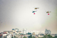 Mãn nhãn màn biểu diễn của Su-30Mk2 và trực thăng mang cờ Tổ quốc ở Hà Nội