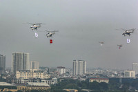 Mãn nhãn màn biểu diễn của Su-30Mk2 và trực thăng mang cờ Tổ quốc ở Hà Nội