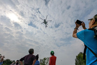 Mãn nhãn màn biểu diễn của Su-30Mk2 và trực thăng mang cờ Tổ quốc ở Hà Nội