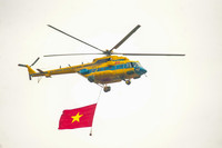 Mãn nhãn màn biểu diễn của Su-30Mk2 và trực thăng mang cờ Tổ quốc ở Hà Nội