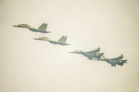 Mãn nhãn màn biểu diễn của Su-30Mk2 và trực thăng mang cờ Tổ quốc ở Hà Nội