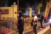 Những cảm xúc đặc biệt khó quên trong đêm khi bệnh viện Việt Đức và phố Phủ Doãn, Chân Cầm được dỡ phong tỏa