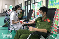 Thanh niên Công an Thủ đô không ngại mưa lạnh tiếp tục hành trình hiến máu cứu người
