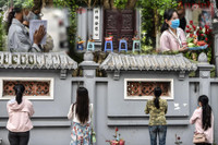 Hà Nội: Thanh niên đi cầu duyên, bái vọng ở chùa Hà trong ngày Phụ nữ Việt Nam