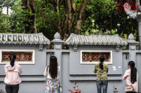 Hà Nội: Thanh niên đi cầu duyên, bái vọng ở chùa Hà trong ngày Phụ nữ Việt Nam