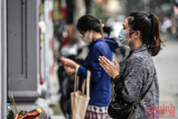 Hà Nội: Thanh niên đi cầu duyên, bái vọng ở chùa Hà trong ngày Phụ nữ Việt Nam