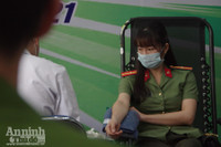 Thanh niên Công an Thủ đô không ngại mưa lạnh tiếp tục hành trình hiến máu cứu người