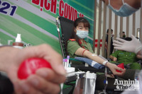 Thanh niên Công an Thủ đô không ngại mưa lạnh tiếp tục hành trình hiến máu cứu người