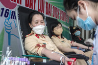 Thanh niên Công an Thủ đô không ngại mưa lạnh tiếp tục hành trình hiến máu cứu người