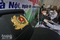 Thanh niên Công an Thủ đô không ngại mưa lạnh tiếp tục hành trình hiến máu cứu người