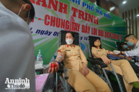 Thanh niên Công an Thủ đô không ngại mưa lạnh tiếp tục hành trình hiến máu cứu người