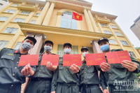 Thanh niên Công an Thủ đô không ngại mưa lạnh tiếp tục hành trình hiến máu cứu người