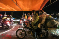 Hình ảnh khó quên khi Công an Thủ đô xuyên đêm giúp đồng bào vơi vất vả trên hành trình vạn lý về quê 