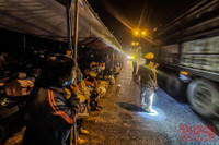 Hình ảnh khó quên khi Công an Thủ đô xuyên đêm giúp đồng bào vơi vất vả trên hành trình vạn lý về quê 