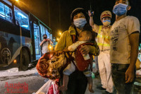 Hình ảnh khó quên khi Công an Thủ đô xuyên đêm giúp đồng bào vơi vất vả trên hành trình vạn lý về quê 