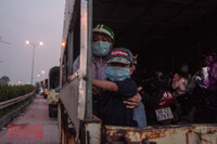 Hình ảnh khó quên khi Công an Thủ đô xuyên đêm giúp đồng bào vơi vất vả trên hành trình vạn lý về quê 