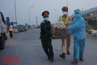 Hình ảnh khó quên khi Công an Thủ đô xuyên đêm giúp đồng bào vơi vất vả trên hành trình vạn lý về quê 