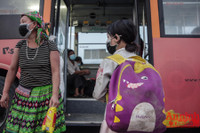 Hình ảnh khó quên khi Công an Thủ đô xuyên đêm giúp đồng bào vơi vất vả trên hành trình vạn lý về quê 