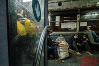 Hình ảnh khó quên khi Công an Thủ đô xuyên đêm giúp đồng bào vơi vất vả trên hành trình vạn lý về quê 