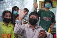 Hình ảnh khó quên khi Công an Thủ đô xuyên đêm giúp đồng bào vơi vất vả trên hành trình vạn lý về quê 