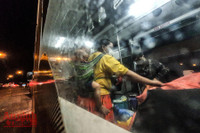 Hình ảnh khó quên khi Công an Thủ đô xuyên đêm giúp đồng bào vơi vất vả trên hành trình vạn lý về quê 