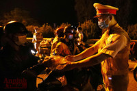 Hình ảnh khó quên khi Công an Thủ đô xuyên đêm giúp đồng bào vơi vất vả trên hành trình vạn lý về quê 