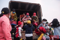 Hình ảnh khó quên khi Công an Thủ đô xuyên đêm giúp đồng bào vơi vất vả trên hành trình vạn lý về quê 