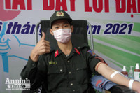 Thanh niên Công an Thủ đô không ngại mưa lạnh tiếp tục hành trình hiến máu cứu người